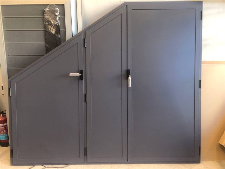 Aluminiumschrank unter der Treppe