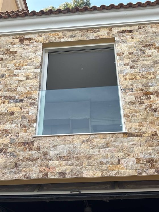 Französischer Glasbalkon an einer Steinfassade