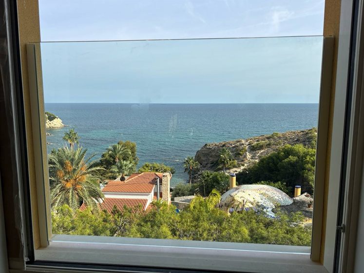 Französischer Balkon aus Glas mit Meerblick
