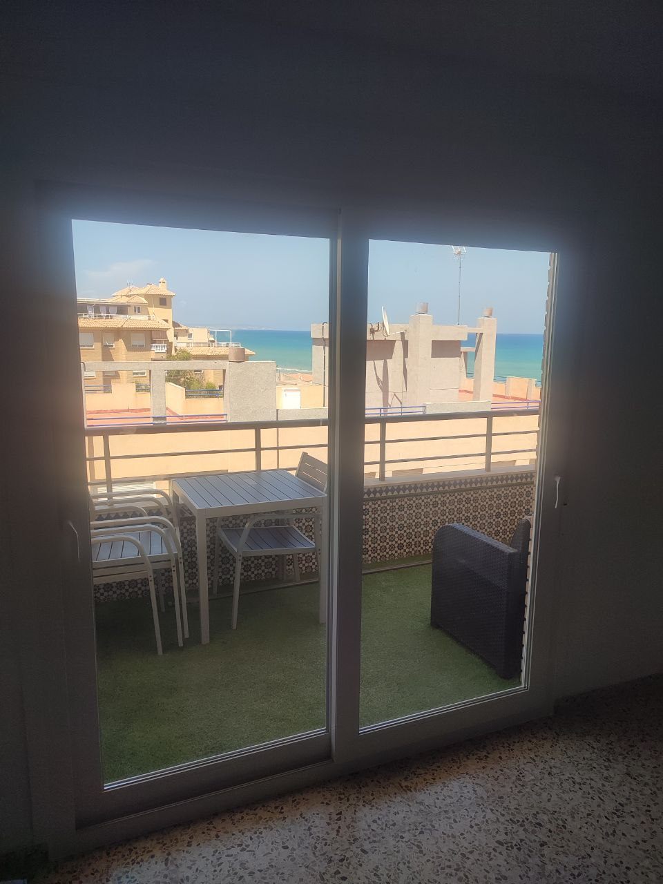Kunststoff-Schiebetür zur Terrasse mit Meerblick