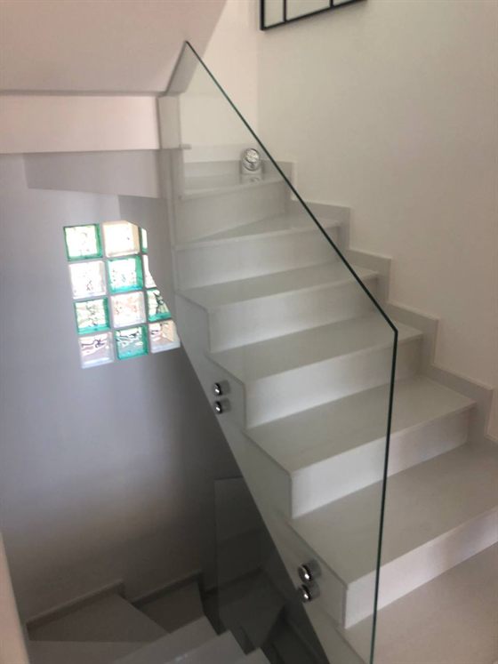 Glasgeländer an der Treppe