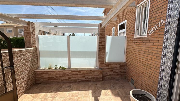 Sichtschutz aus Milchglas auf einer Terrasse
