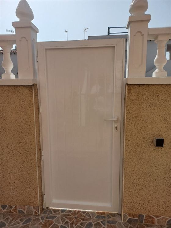 Gartentor aus Aluminium mit geschlossener Füllung