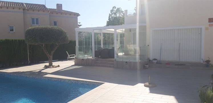 Glas-Wintergarten am Pool