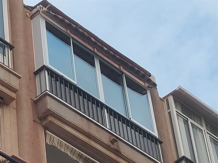 Balkonverglasung mit Aluminium-Schiebefenstern