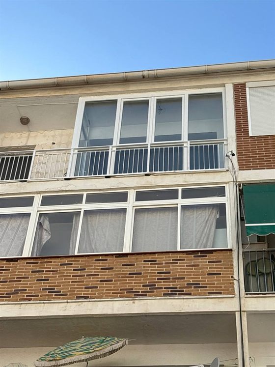 Mit Kunststoff verglaste Balkone, von der Straße aus