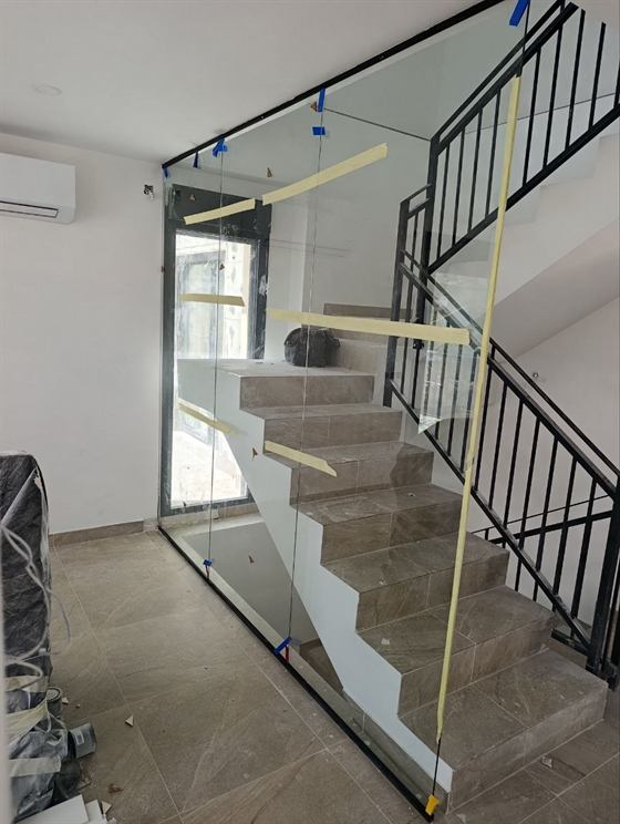 Trennwand aus Sicherheitsglas an der Treppe