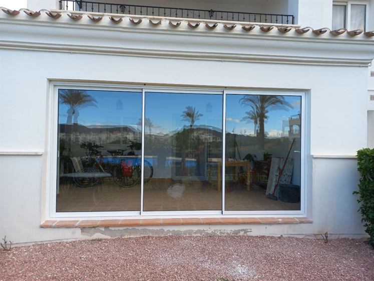 Dreiflügelige Aluminium-Schiebetür zur Terrasse