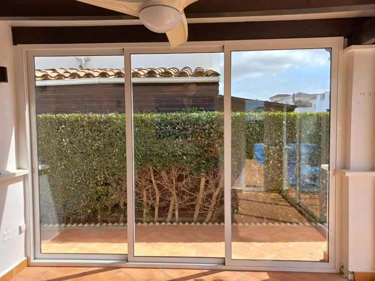 Vierflügelige Aluminium-Schiebetür zum Garten