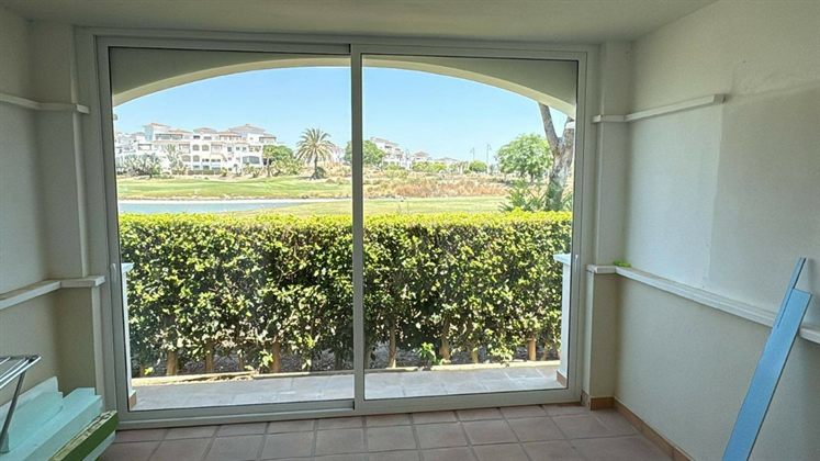 Aluminium-Schiebetür unter einem Bogen mit Seeblick