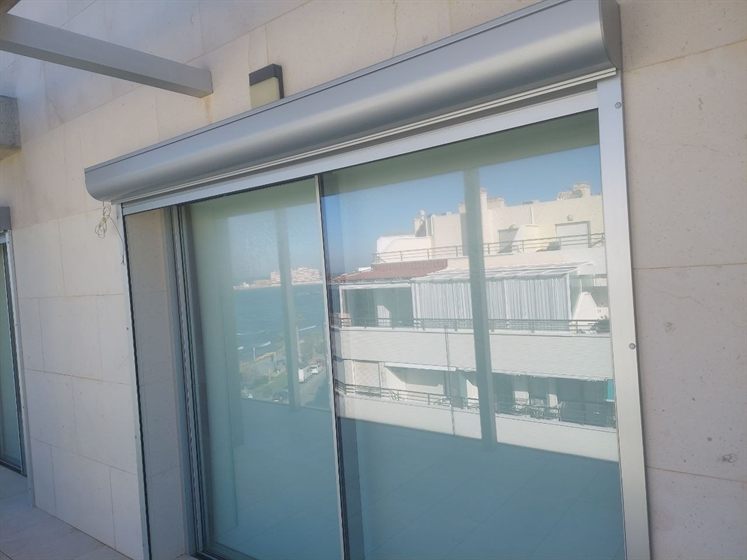 Aluminium-Schiebetür mit Rollladenkasten