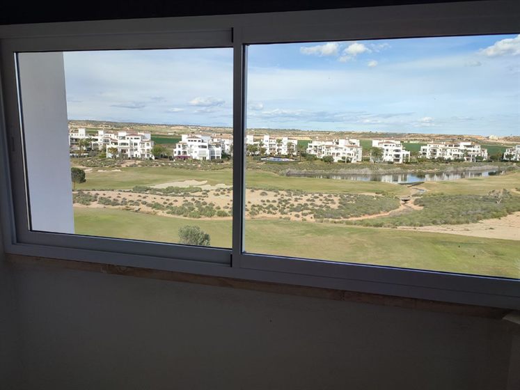 Aluminium-Schiebefenster mit Blick auf den Golfplatz