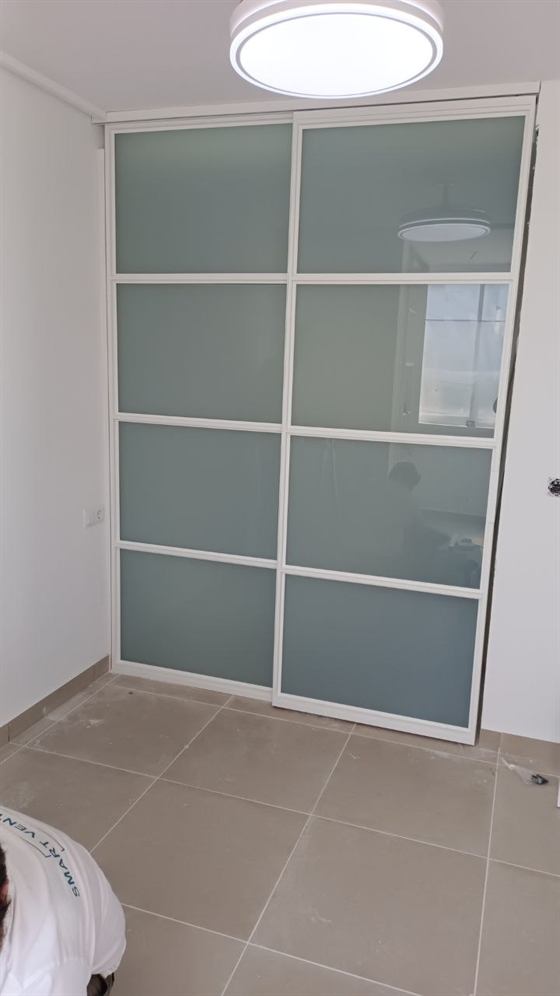 Aluminium-Innenschiebetür mit Milchglas