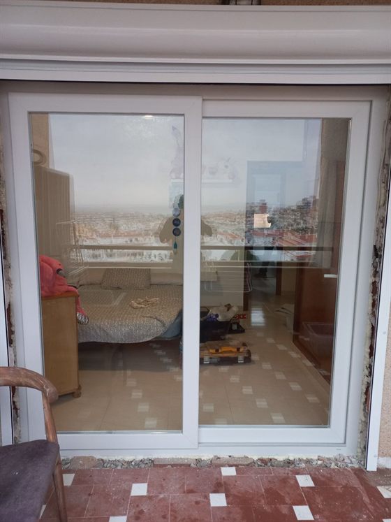 Zweiflügelige Kunststoff-Schiebetür zur Terrasse