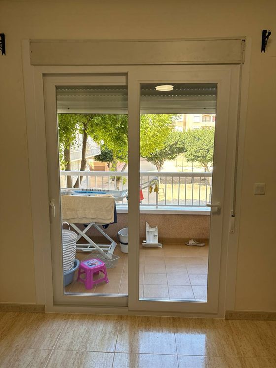 Kunststoff-Schiebetür mit Rollladen zur Terrasse