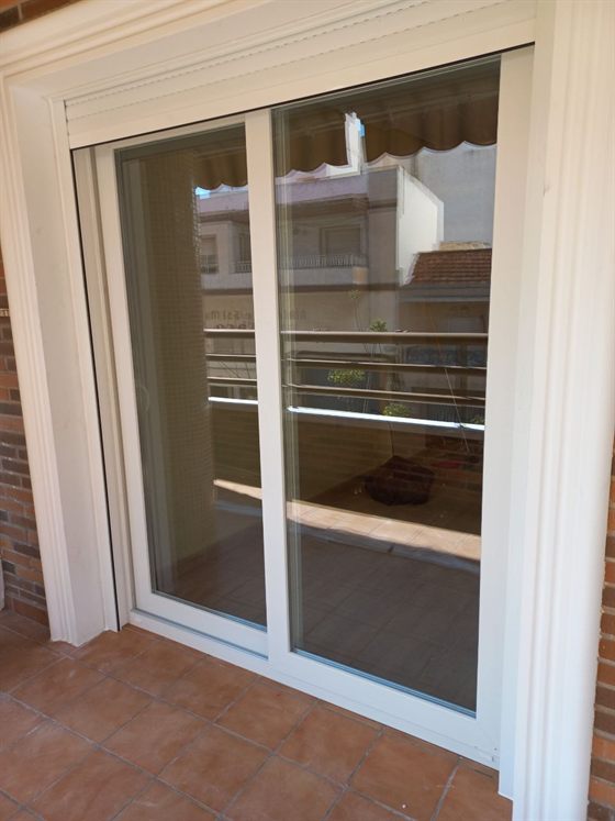 Kunststoff-Schiebetür mit Abdeckleisten zur Terrasse