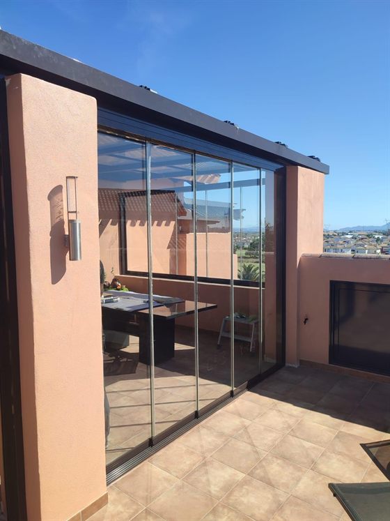 Glasvorhang auf einer Dachterrasse