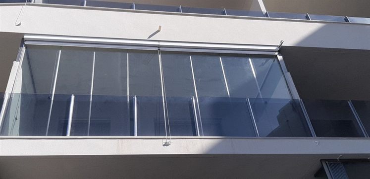 Mit Glasvorhang geschlossener Balkon