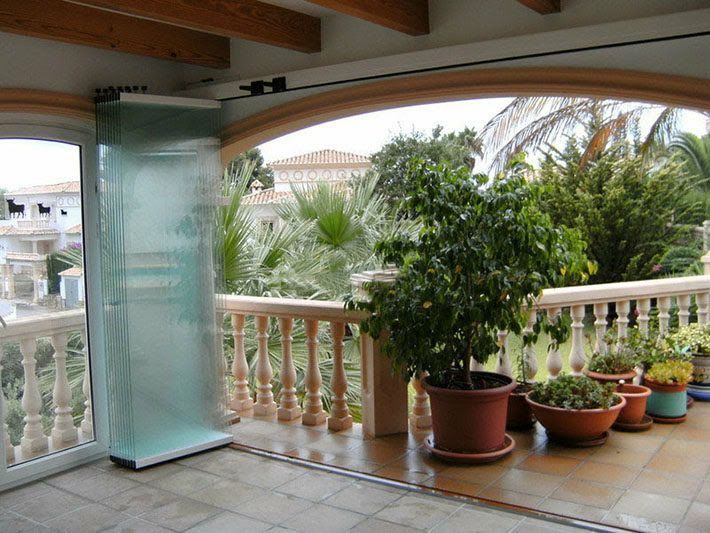 Zur Seite gefalteter Glasvorhang auf der Terrasse