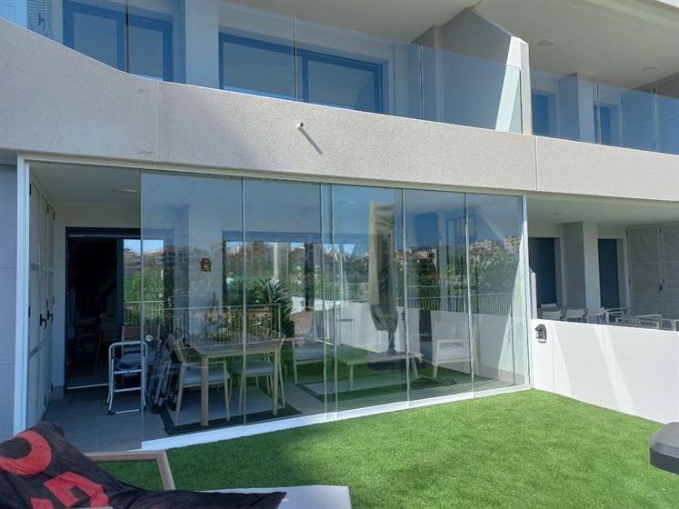 Mit Glasvorhang geschlossene Terrasse ohne senkrechte Profile