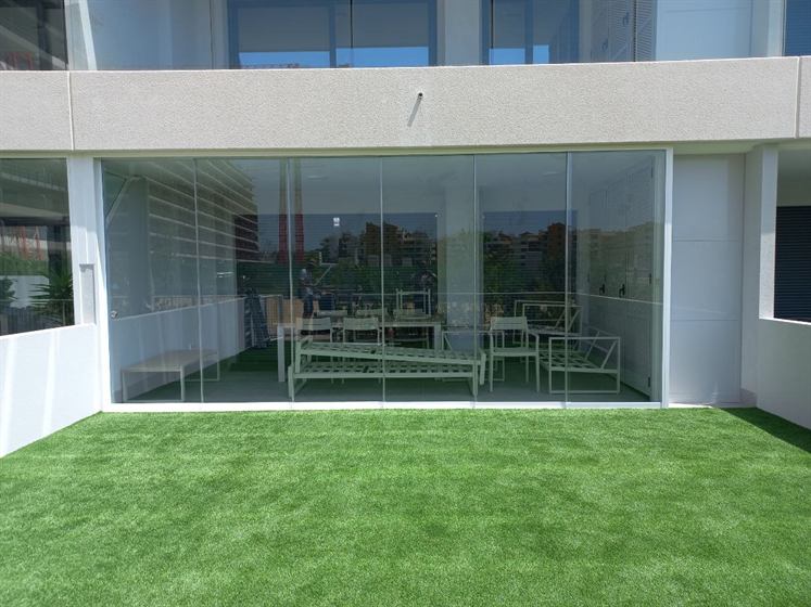 Glasvorhang an einer Gartenterrasse