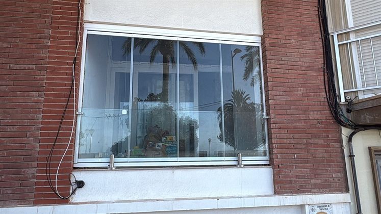 Glasvorhang auf einem Balkon