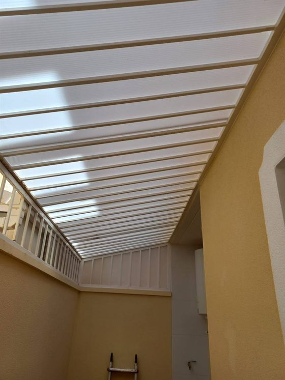 Lichtdurchlässiges Dach über einem Hof