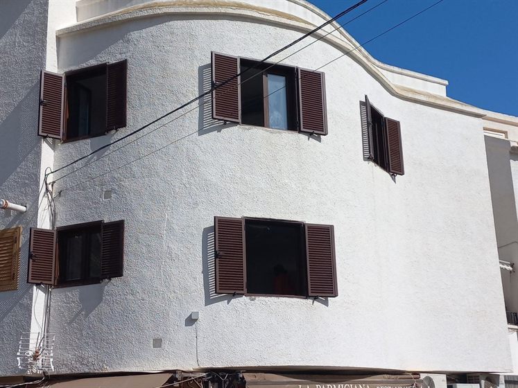 Fassade mit Aluminium-Klappläden