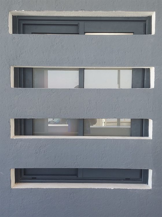 Moderne Fassade mit Aluminiumfenstern in Anthrazit
