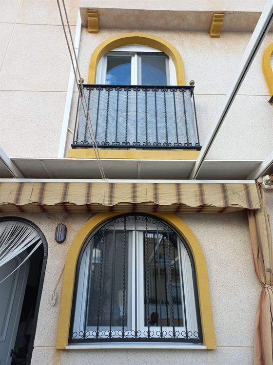 Fassade mit Kunststofffenstern in Bögen