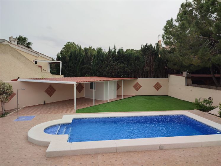Aluminium-Pergola am Pool