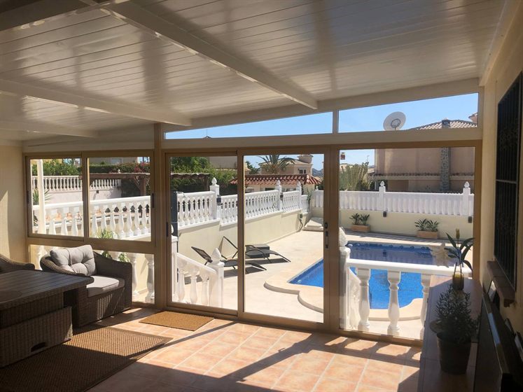 Mit Aluminium verglaste Veranda mit Poolblick