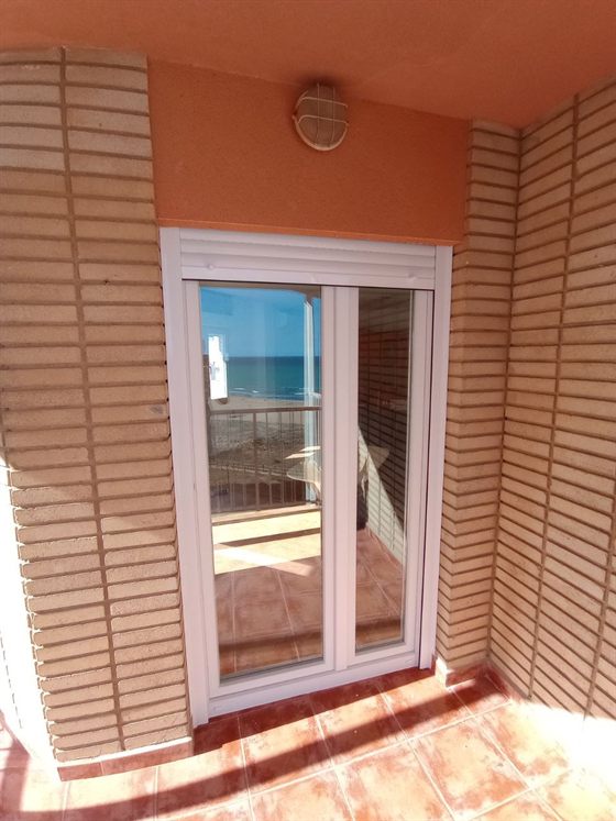 Kunststoff-Balkontür auf einer Klinkerterrasse