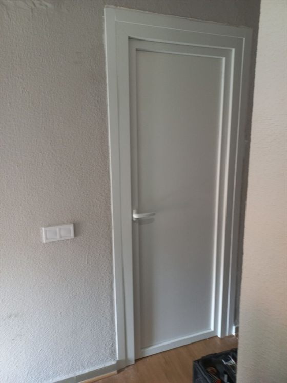 Weiße Tür mit Abdeckleisten