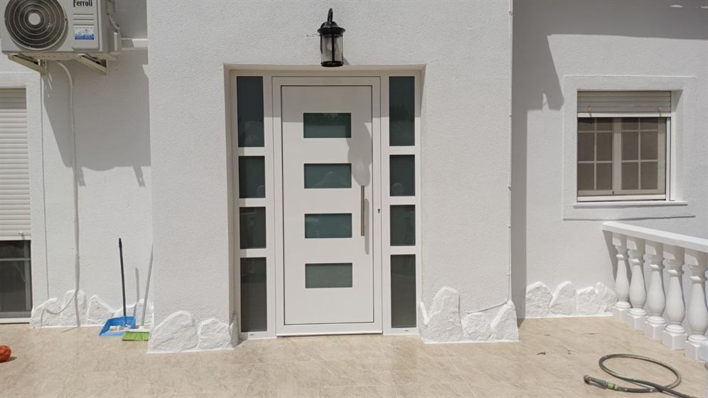 Aluminium-Haustür mit verglasten Seitenteilen