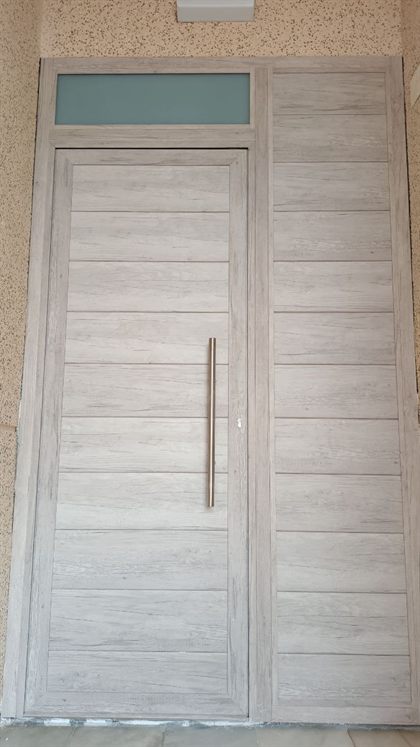 Haustür in Holzoptik mit Oberlicht