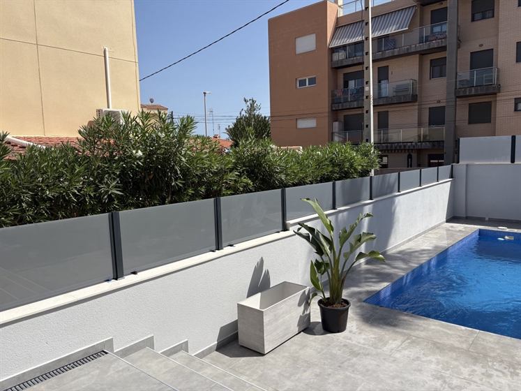 Glaszaun mit anthrazitfarbenen Aluminiumpfosten am Pool