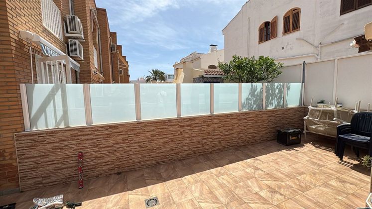 Glas-Sichtschutz rund um die Terrasse