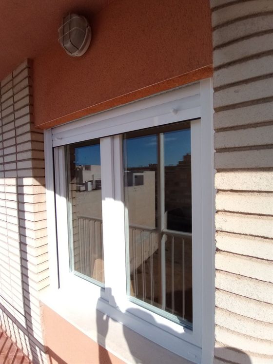 Kunststoff-Schiebefenster mit Rollladen zum Balkon