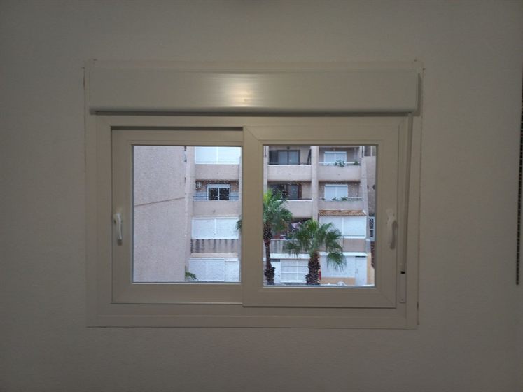 Zweiflügeliges Kunststoff-Schiebefenster im Wohnzimmer