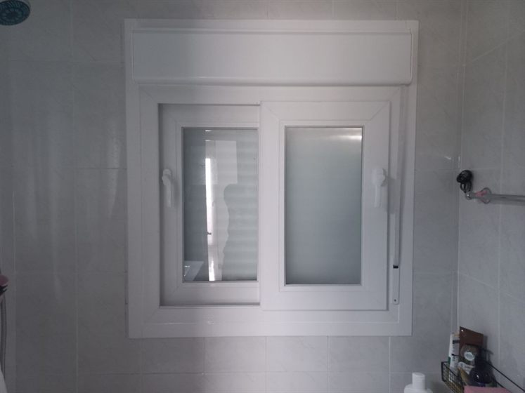 Kunststoff-Schiebefenster mit Milchglas