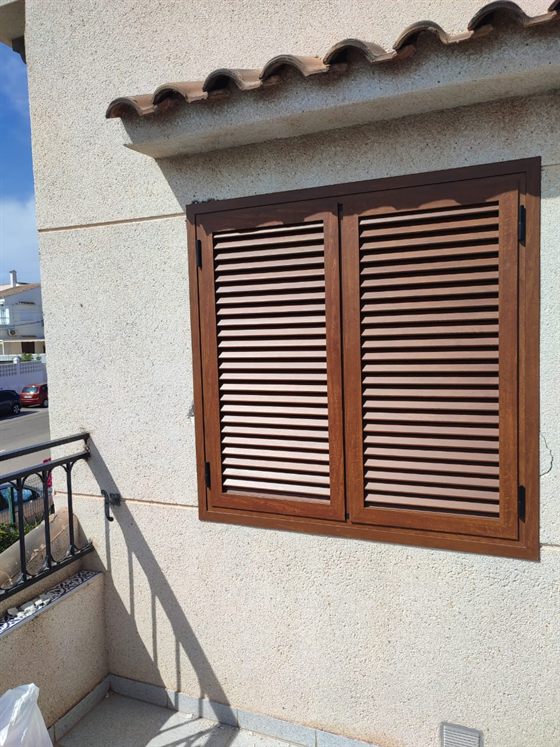 Fenster mit Klappläden in Holzoptik