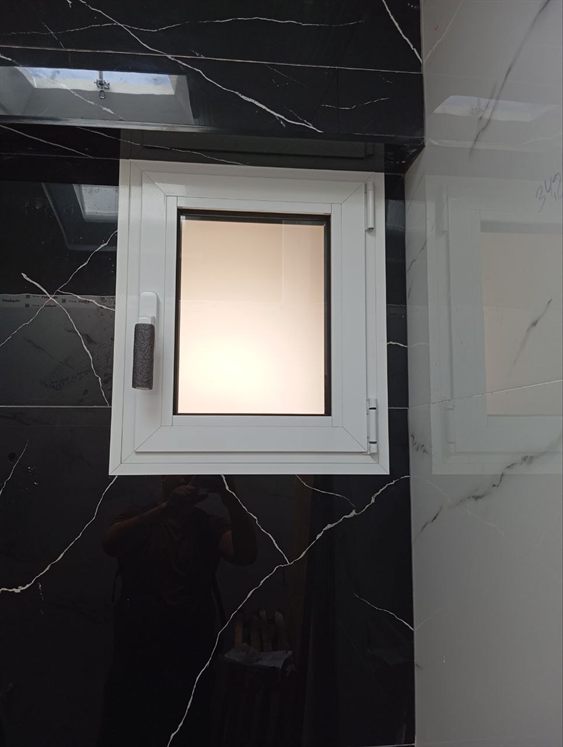 Dreh-Kipp-Fenster aus Kunststoff im Marmorbad