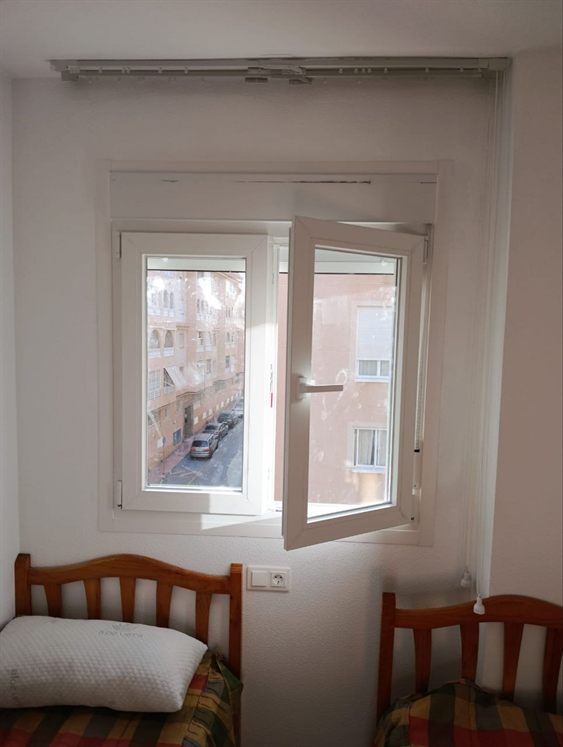 Geöffnetes Dreh-Kipp-Fenster im Schlafzimmer