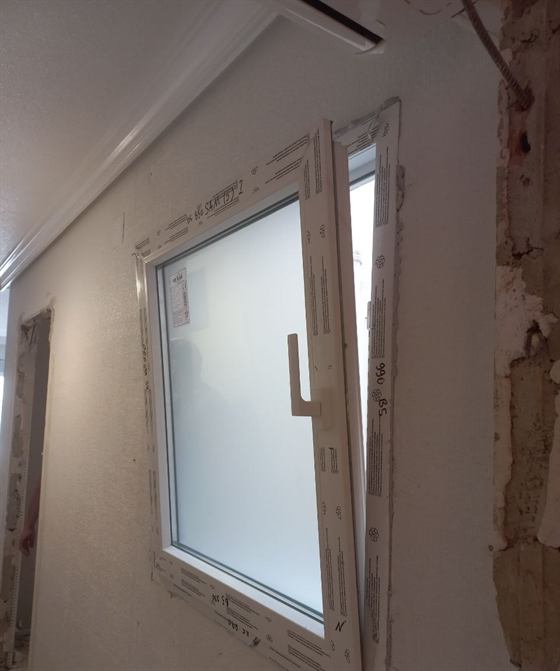 Dreh-Kipp-Kunststofffenster mit Milchglas