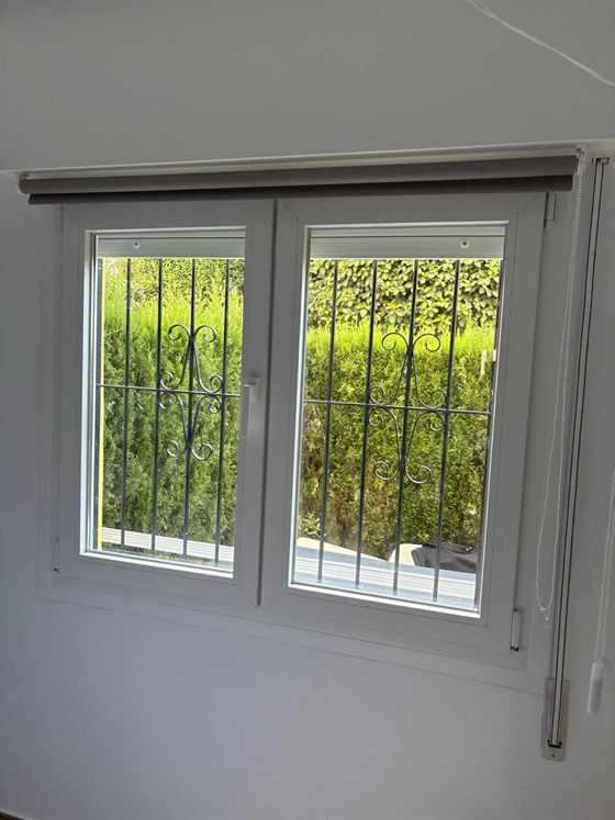 Zweiflügeliges Kunststofffenster mit Rollladenkasten