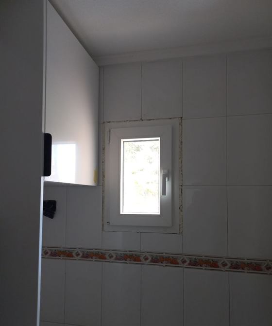 Kleines Dreh-Kipp-Kunststofffenster