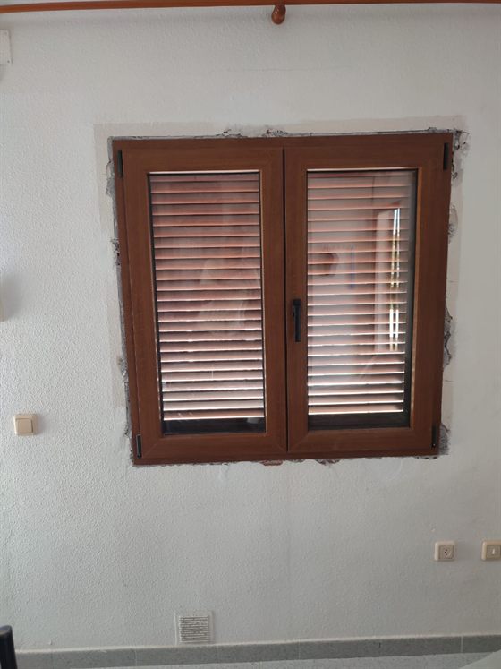 Zweiflügeliges Fenster in Holzoptik, von innen