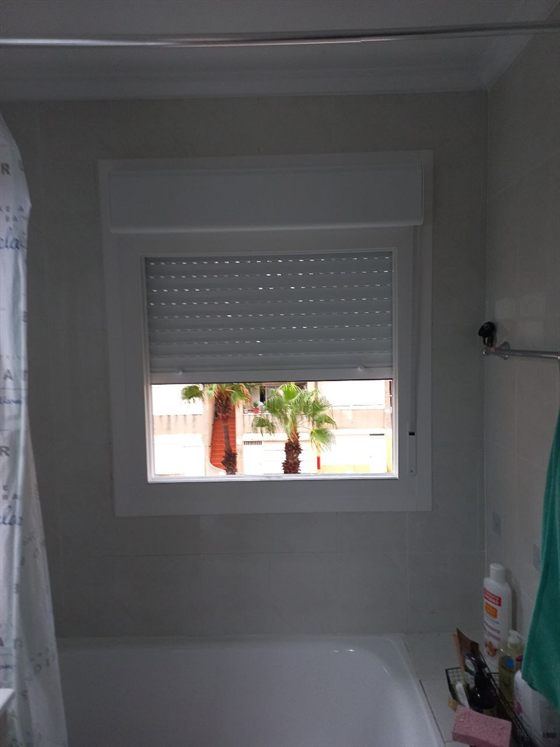 Kunststofffenster mit Rollladen im Bad