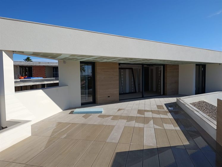 Modernes Haus mit großen Aluminium-Schiebetüren